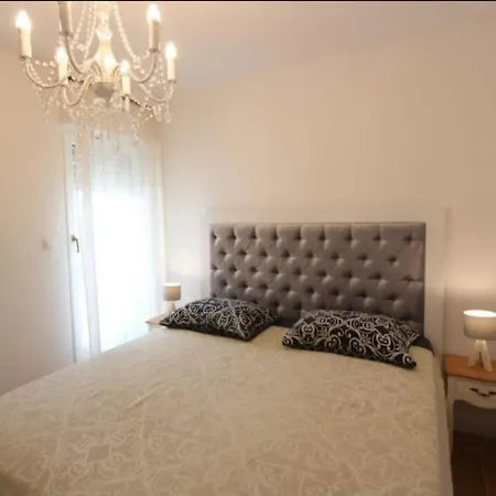 Luxury Two-story Loft Near Old Town - Private Garage & Balcony Split